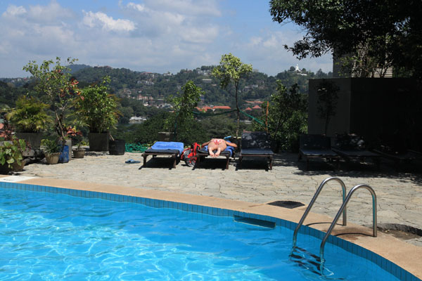 Het zwembad van hotel Thilanka